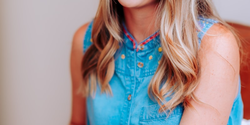 足球战术板分析图 - 教练在战术板上绘制阵型